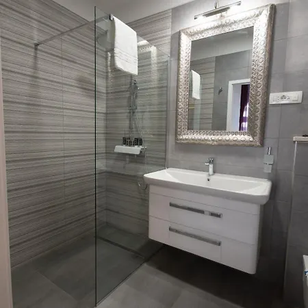 לינה וארוחת בוקר Center Luxury 1