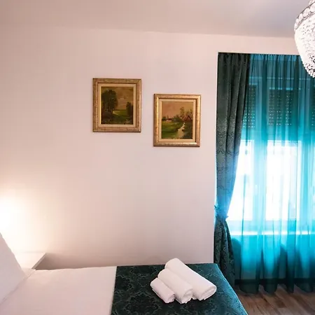 לינה וארוחת בוקר Center Luxury 1